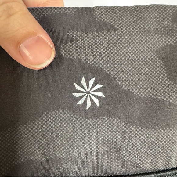 Athleta Camo Print Rainier Reflective Tight Leggings Size Small - Picture 4 of 6